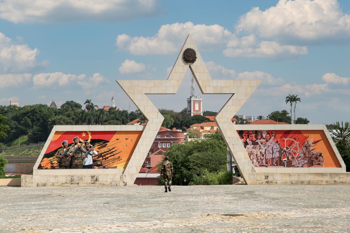 Mural in Luanda, Angola – Kultur und Geschichte in lebhaften Farben