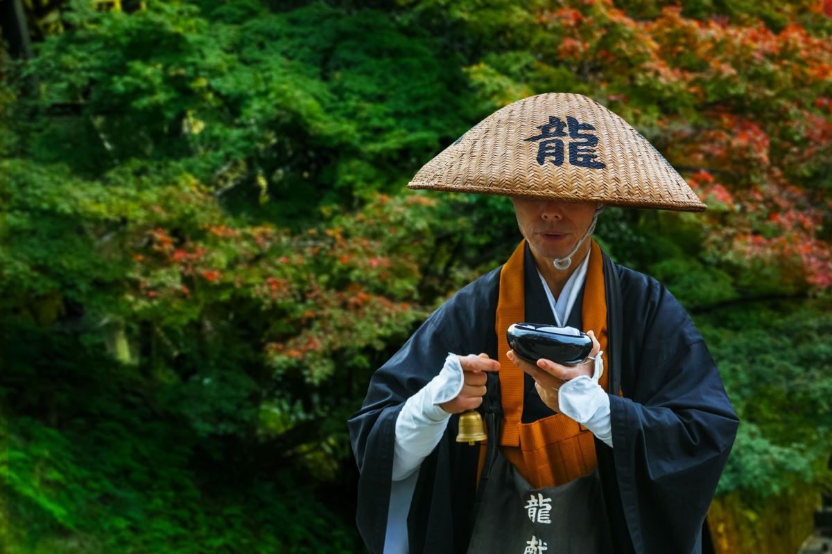 Ein Mönch bei der Andacht in Japan - Tradition und Spiritualität erleben