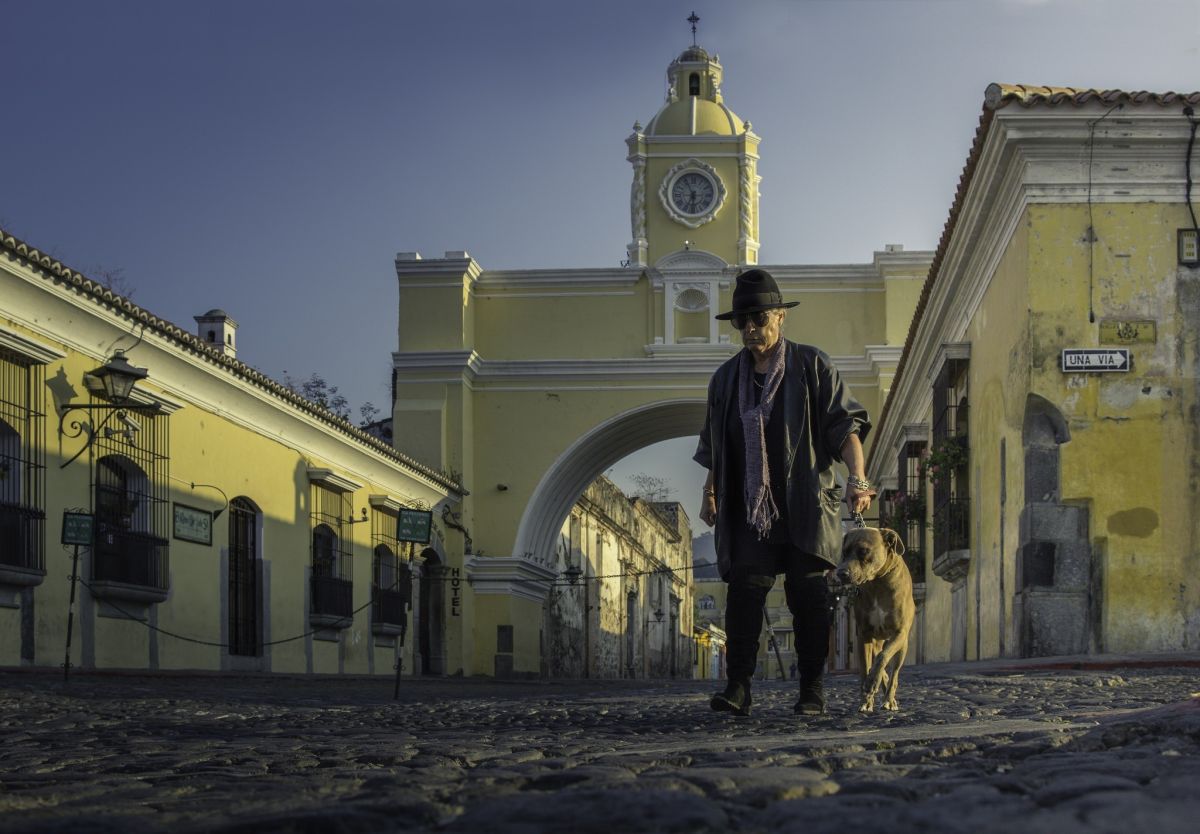 Im Morgengrauen in der kolonialen Stadt Antigua, Guatemala, unterwegs mit einem Hund