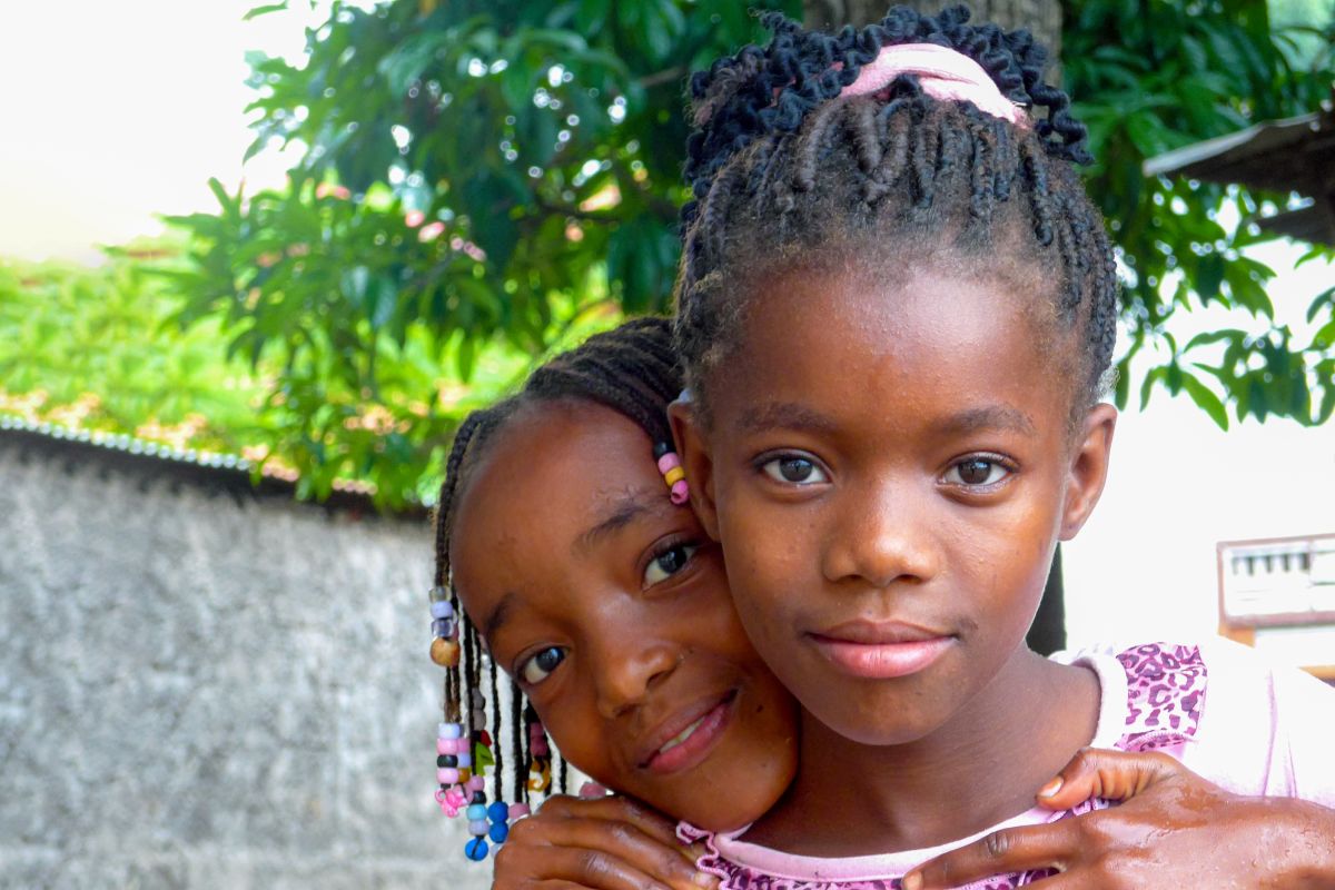 Portrait von zwei Mädchen auf São Tomé und Príncipe