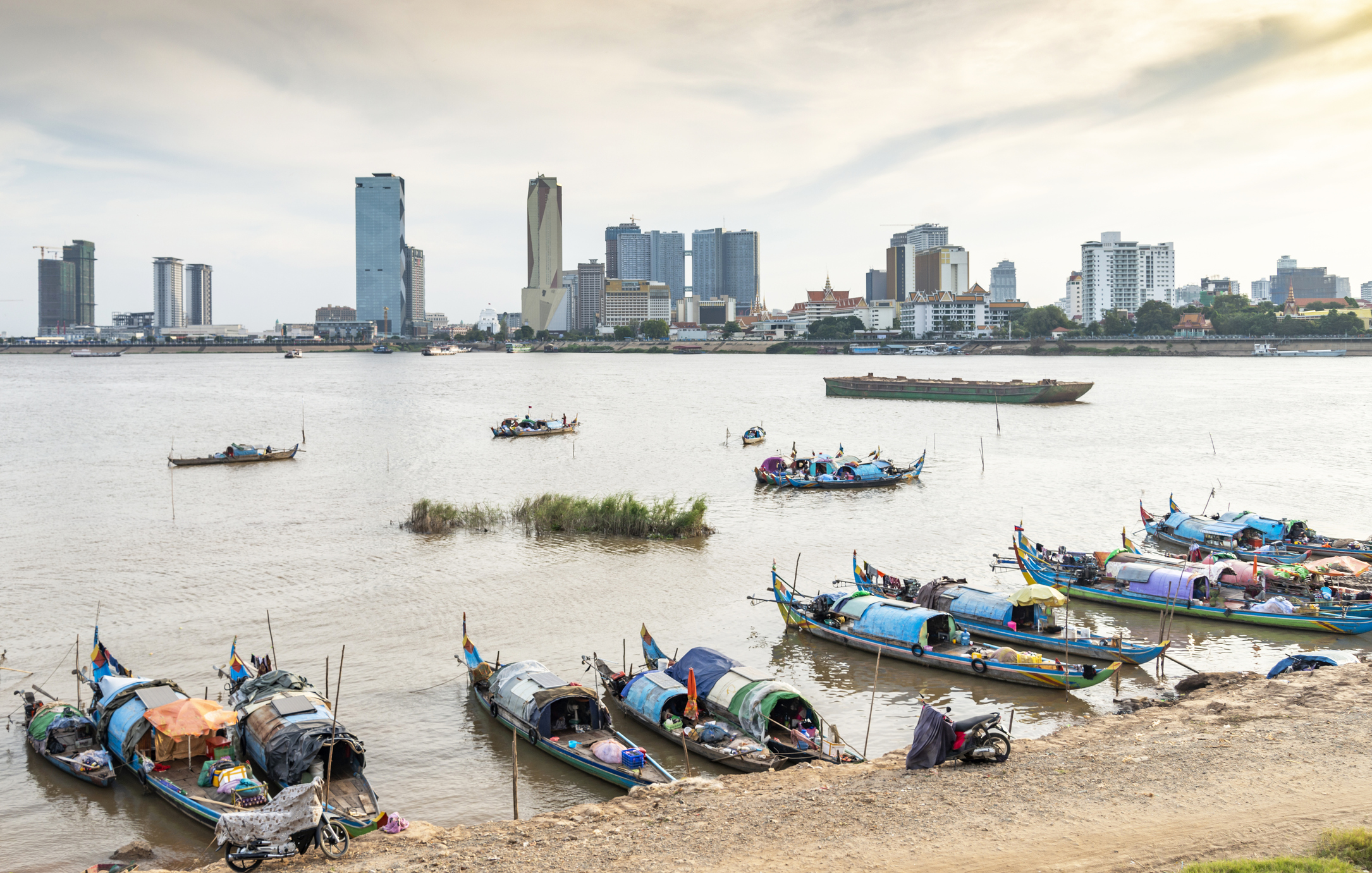 Phnom Penh und Boote am Tonle-Sap-Ufer
