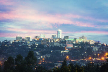 Skline of Kigali mit pinkem Himmer zum Sonnenuntergang