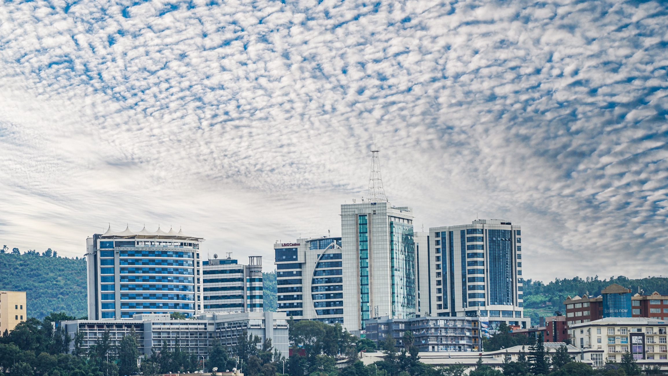 Skyline Kigali Ruando, Weiße Bürogebäude mit Wolkenhimmel
