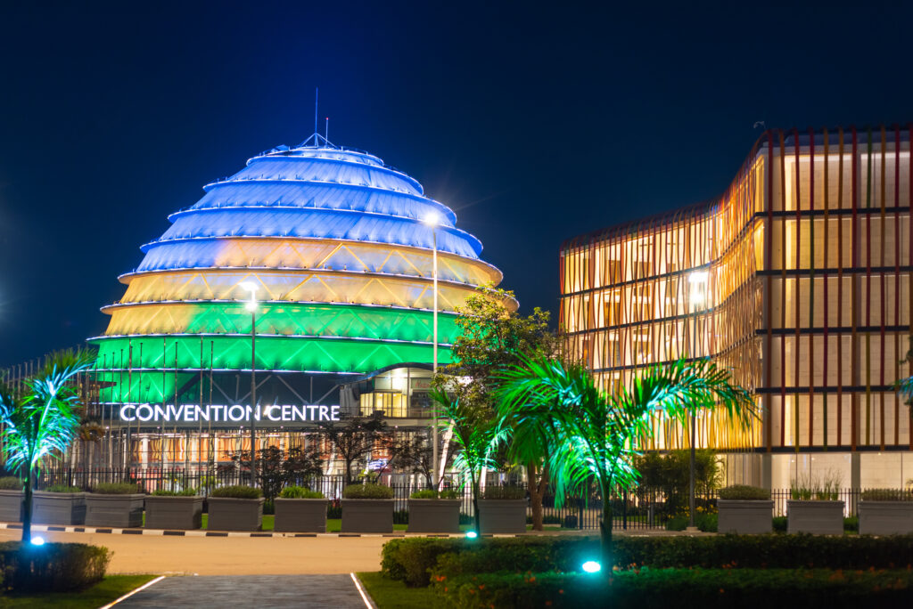 Kigali Convention Center mit Koppel in blauen, gelben und grünen Lichtern und Palmen