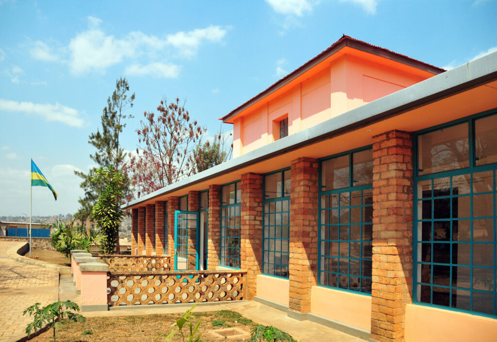 Backsteinhaus mit Fahne Ruanda