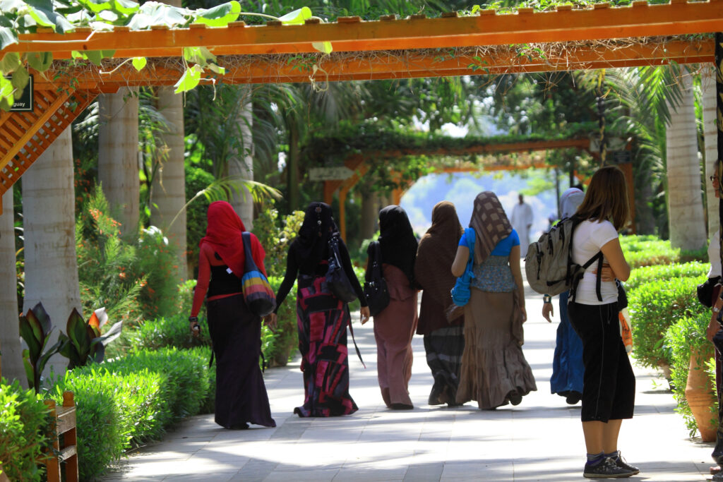 Frauengruppe unter Bogen mit Pflanzen