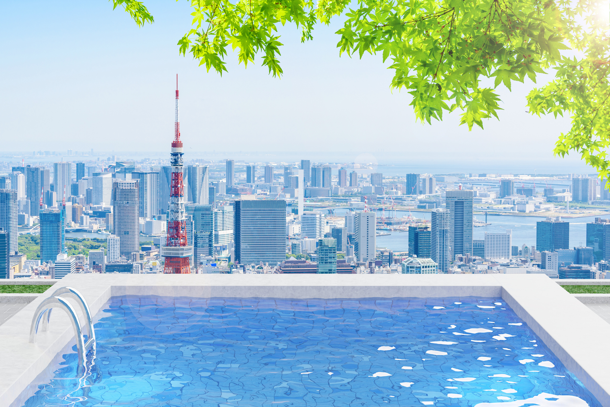 Swimming Pool auf dem Dach mit der Skyline von Tokio im Hintergrund