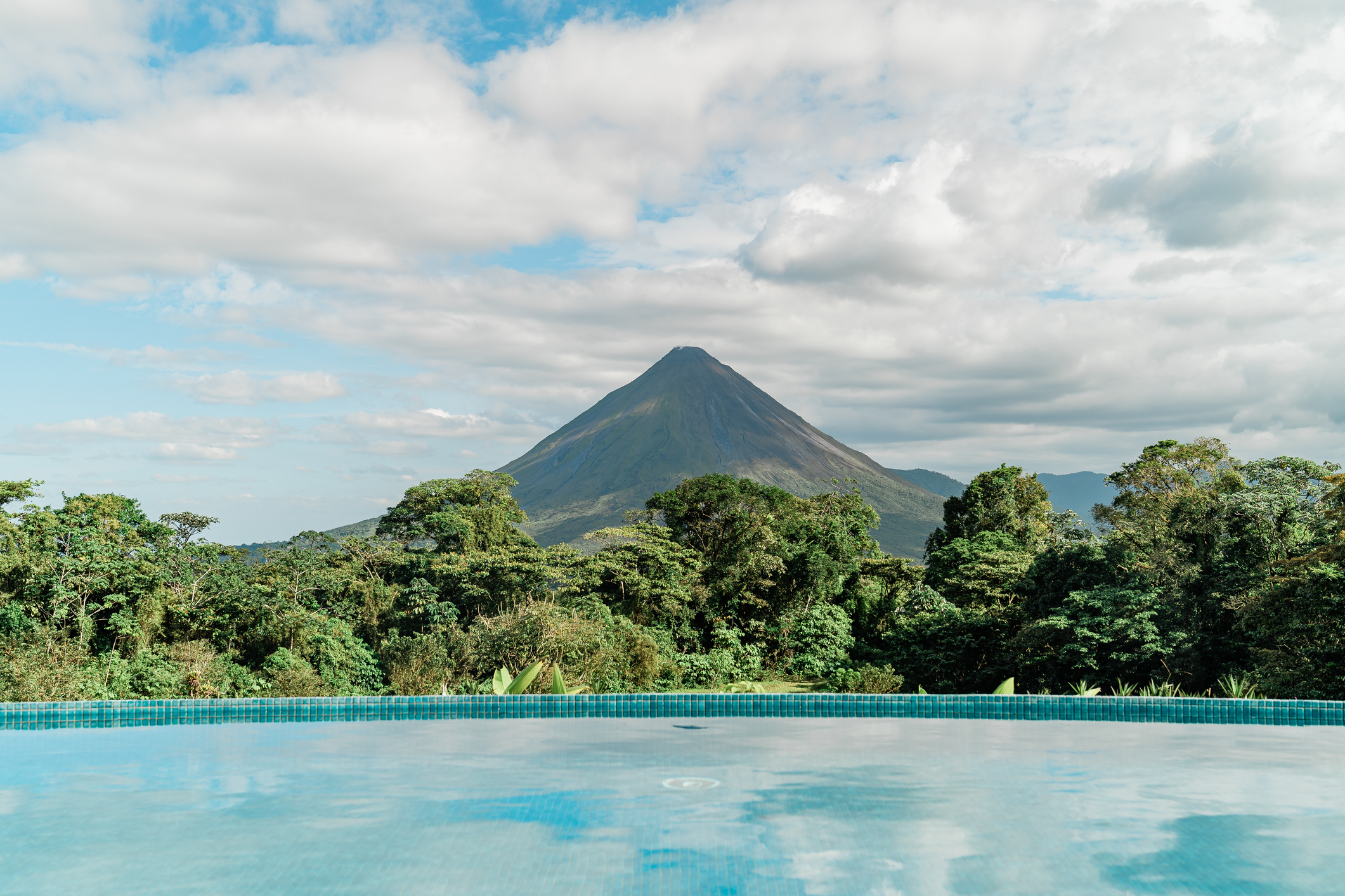 Infinity Pool mit Blick auf den Vulkan Areal in Costa Rica mit Dschungel