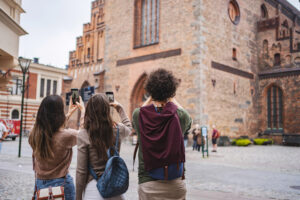 3 Erwachsene mit Handz vor einem Gebäude in Schweden