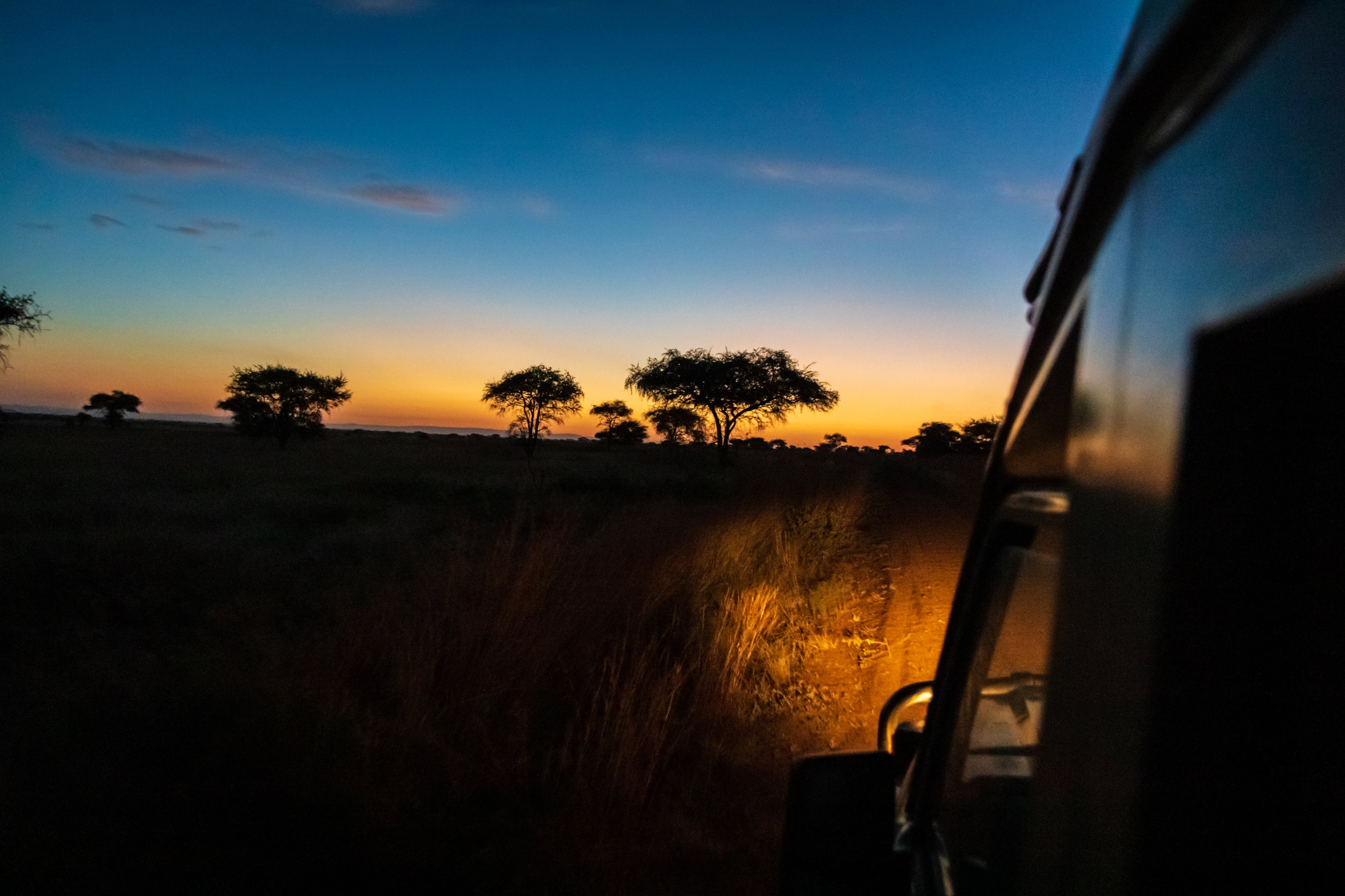 Jeep bei Nachtanbruch in Afrika