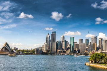 Skyline von Sydney an einem sonnigen Tag mit ein paar kleinen Wolken