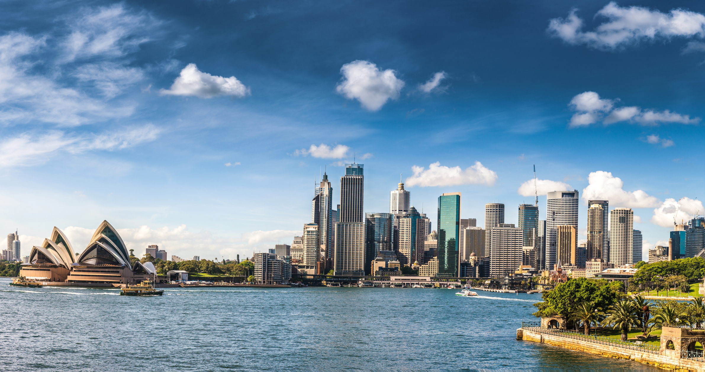 Skyline von Sydney an einem sonnigen Tag mit ein paar kleinen Wolken