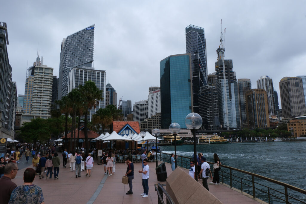 Menschen auf dem Hafen vor der Skyline Sydneys