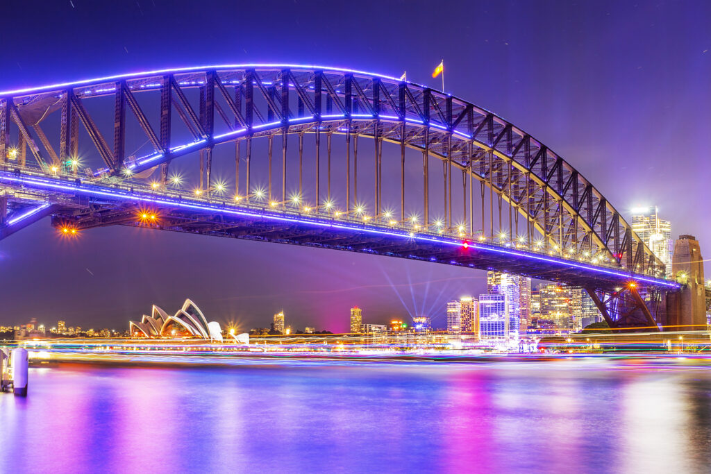 Pinke Lichter auf der Sydney Harbor Bridge