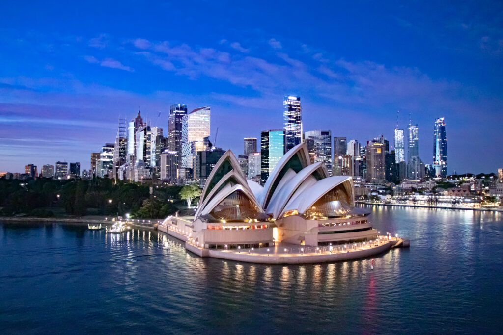 Das Opernhaus von Sydney bei Sonnenuntergangslicht