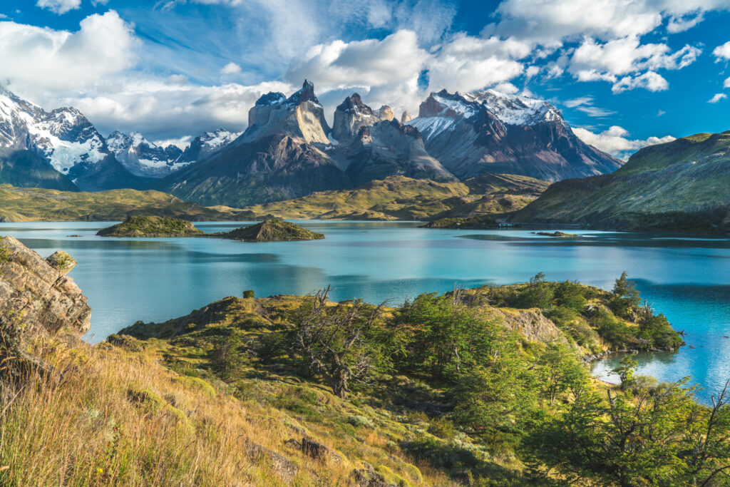 Berge, See und Gras in Patagonien