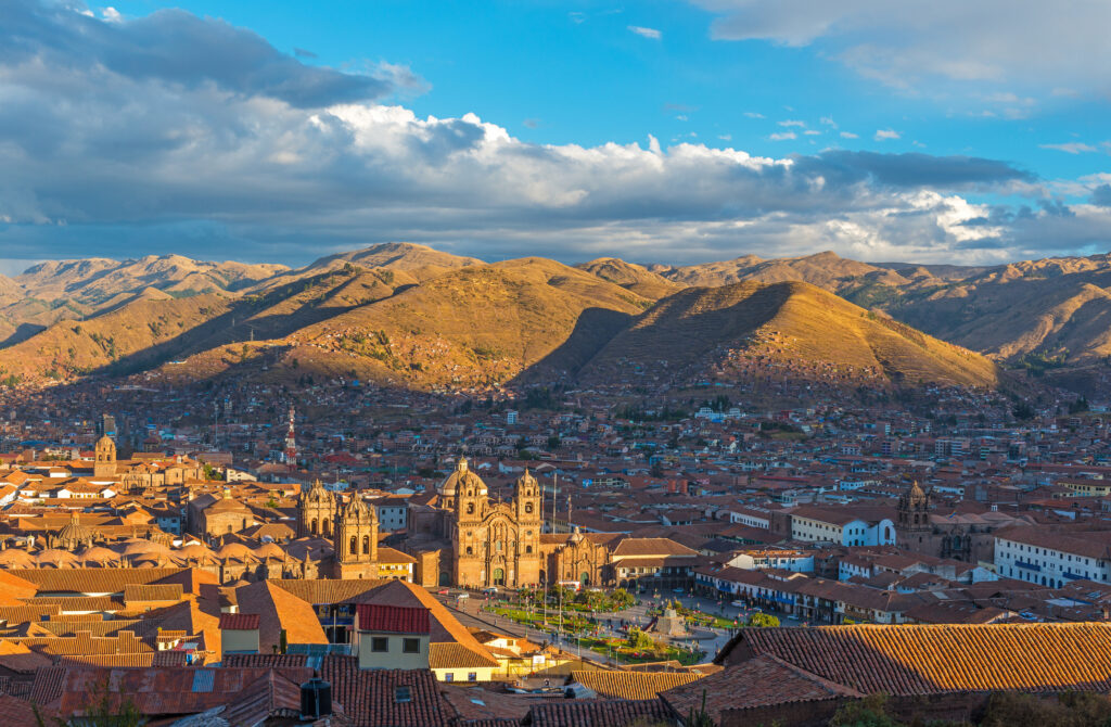 Stadt in Peru mit Bergen und Wolken