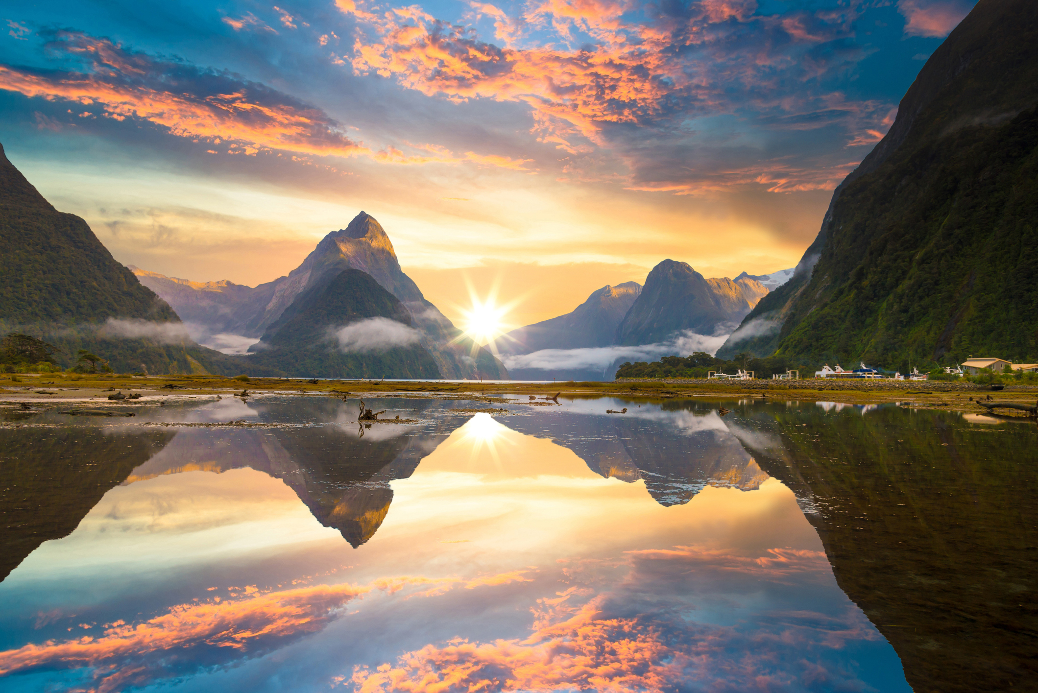 Der berühmte Mitre Peak erhebt sich aus dem Milford Sound Fjord. Fiordland Nationalpark, Neuseeland.