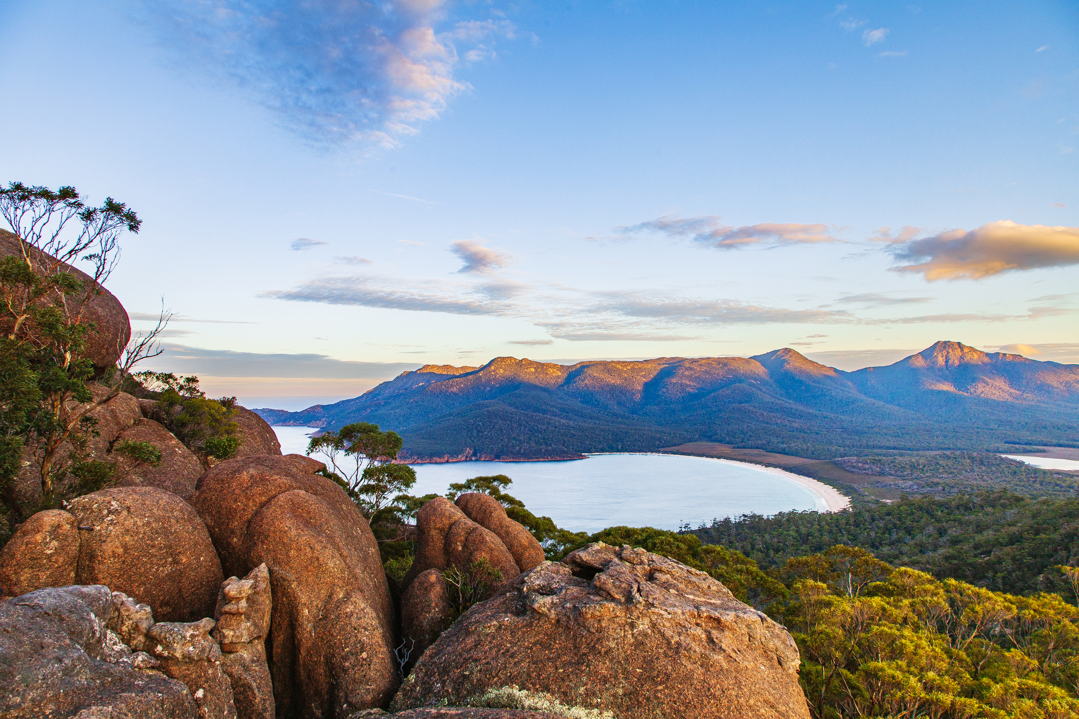Bergblick auf die Bucht von Wine Glass Bay in Tasmanien, Australien.