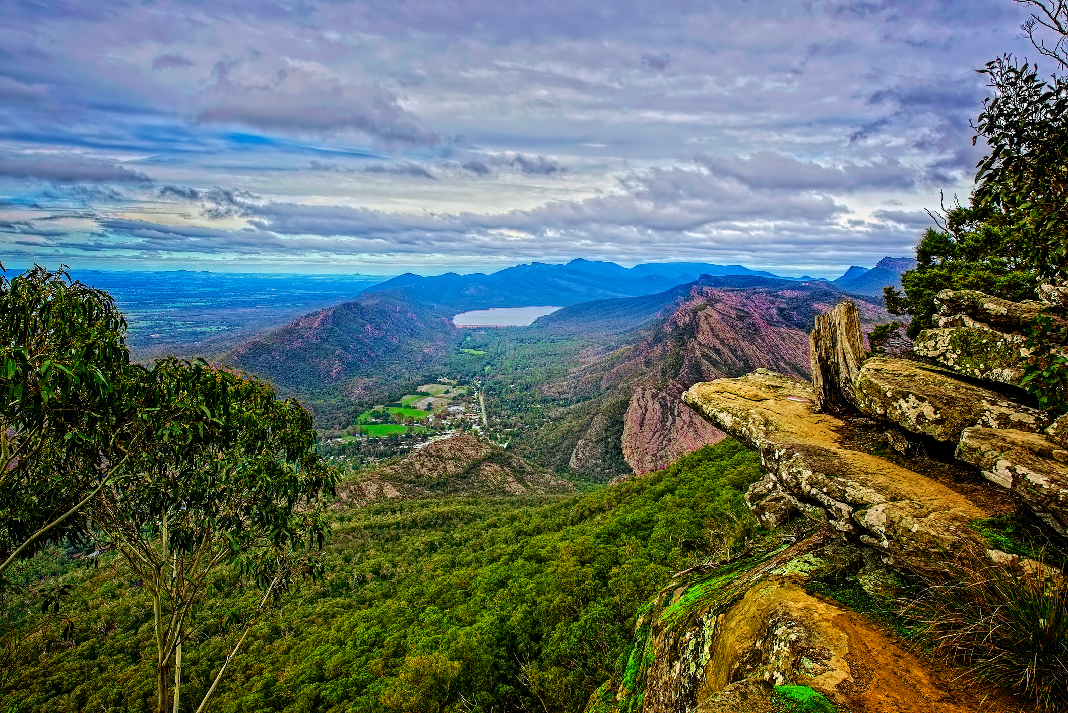 Blick vom Grampians-Nationalpark über Halls Gap und den Bellfield-See