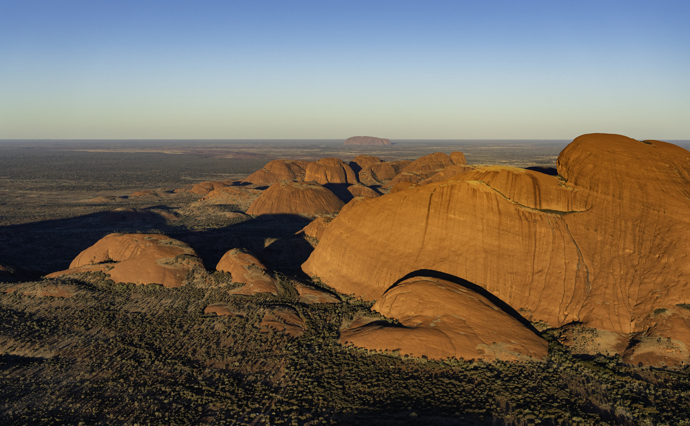 Luftaufnahme von Kata Tjuta in der Abendsonne