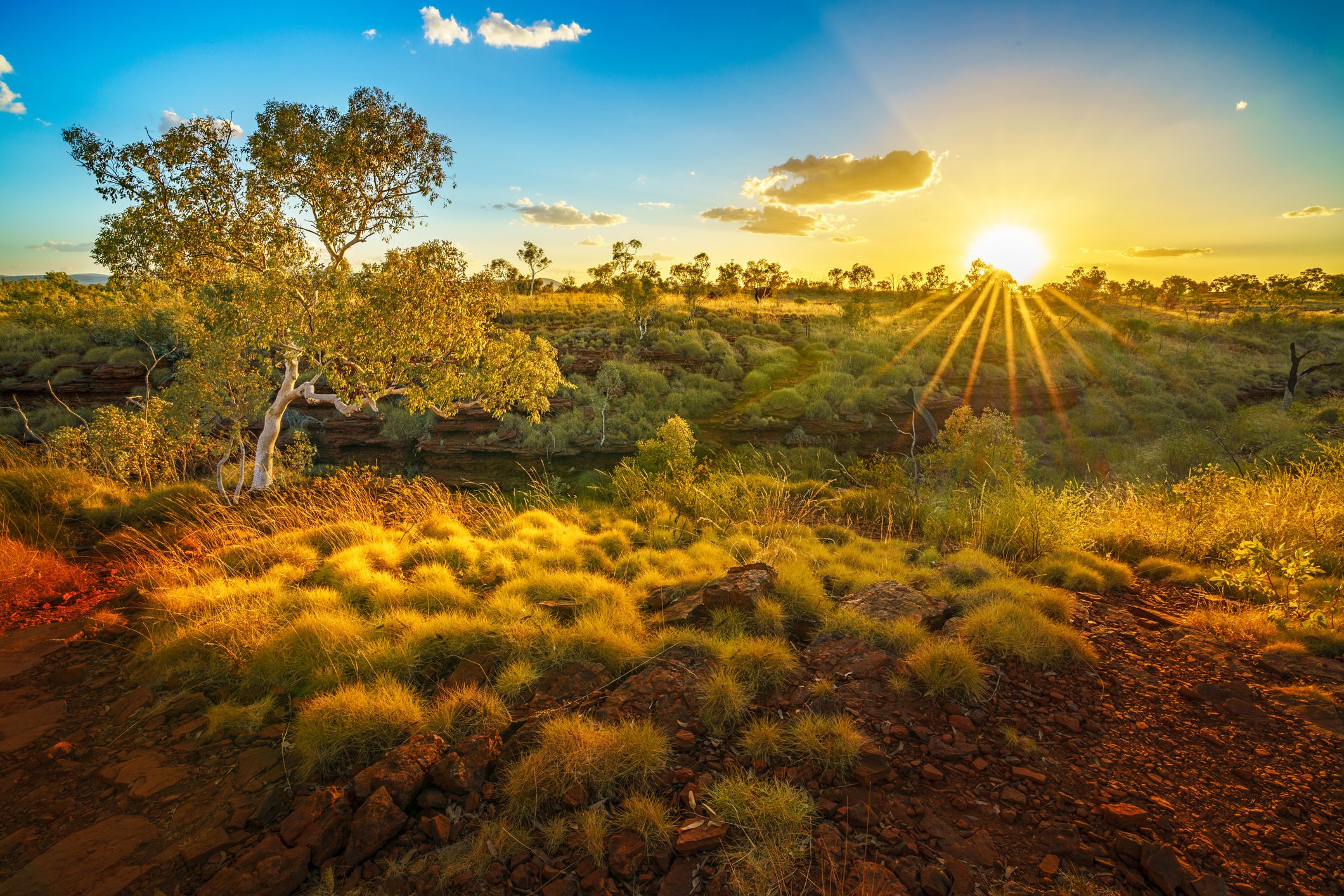 Sonnenuntergang über der Joffre-Schlucht in der Wüste des Karijini-Nationalparks, Westaustralien
