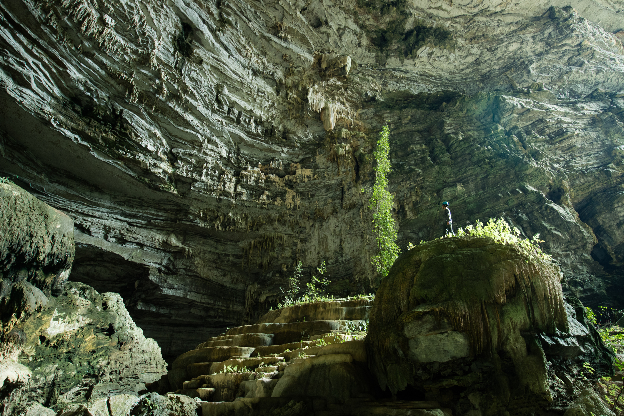 Ein Mann erkundet den Eingang der Hang Tien Höhle, die Teil des Tu Lan Höhlensystems nördlich des Nationalparks Phong Nha-Ke Bang in Zentralvietnam ist.