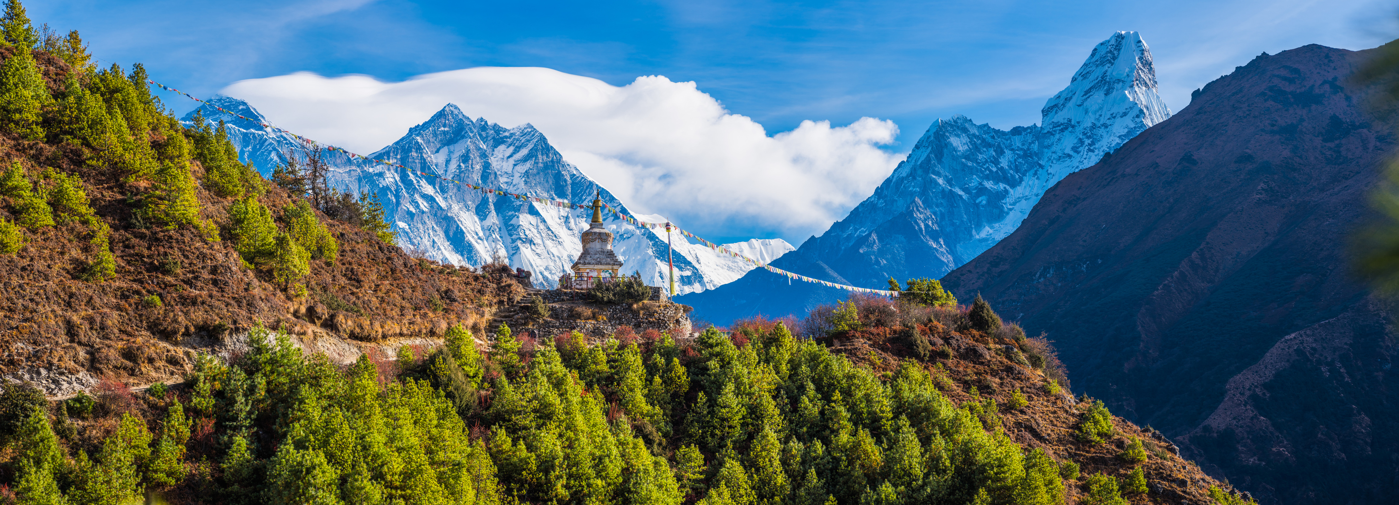 Ausblick über den Himalaya Nepal mit Gebetsfahnen