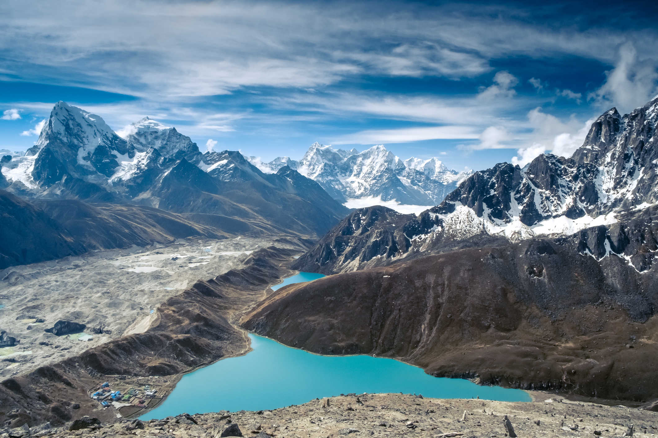 Wunderschöne, schneebedeckte Berge mit See vor blauem Himmel. Himalaya, Nepal