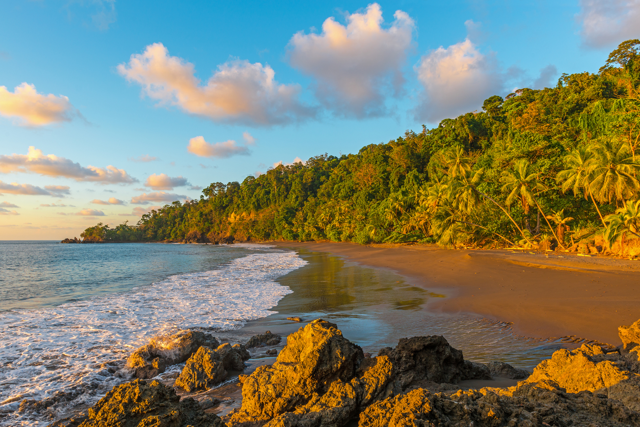 Sonnenuntergang an der Pazifikküste Costa Ricas auf der Osa-Halbinsel im Corcovado-Nationalpark mit Blick über den tropischen Regenwald Mittelamerikas.