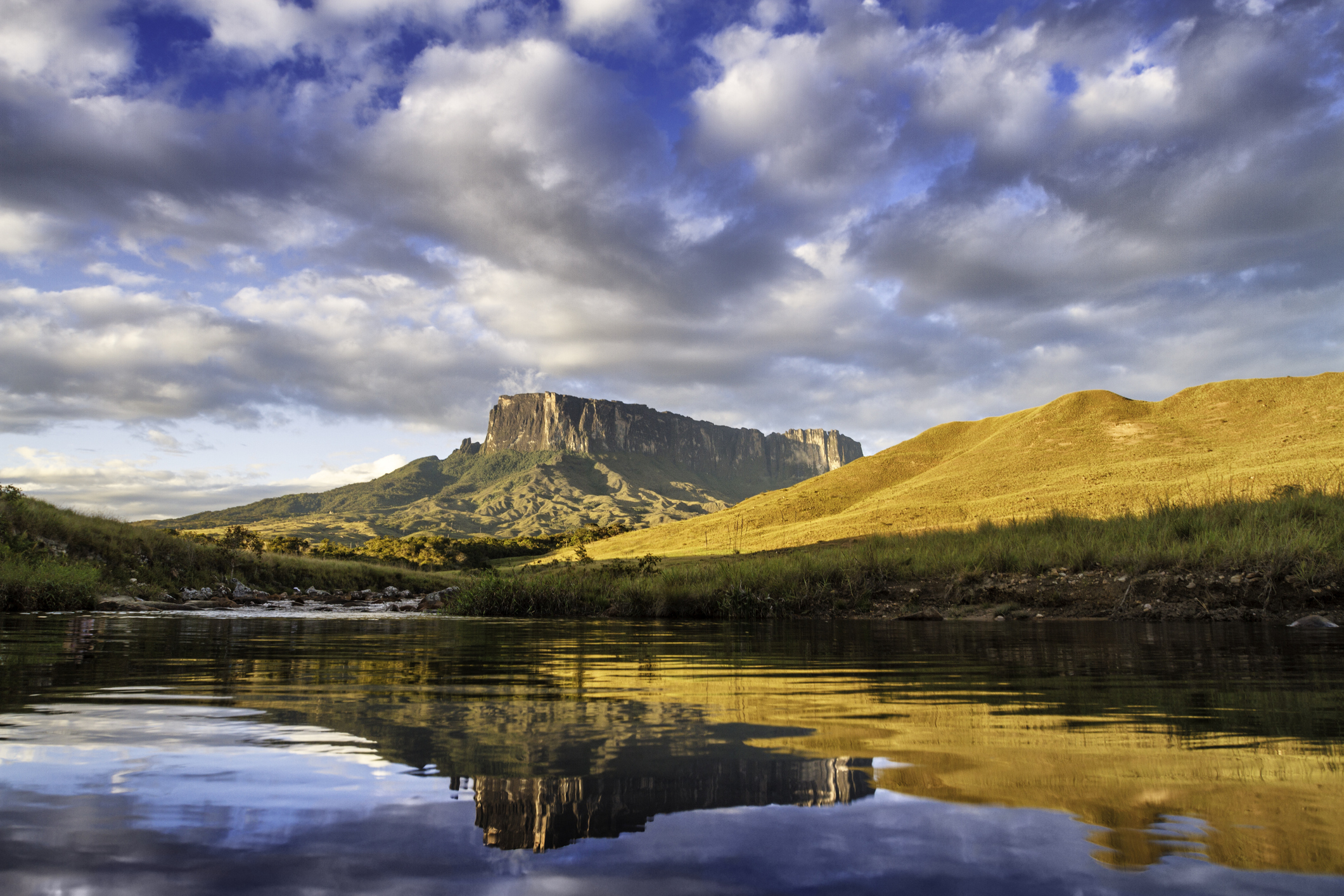 Der Tepuy Kukenan liegt in der Ebene des Flusses Tek in der Gran Sabana, Venezuela. Die Tepuys Kukenan und Roraima gehören zu den meistbesuchten Touristenzielen im Süden Venezuelas, direkt an der Grenze zu Brasilien und Guyana.