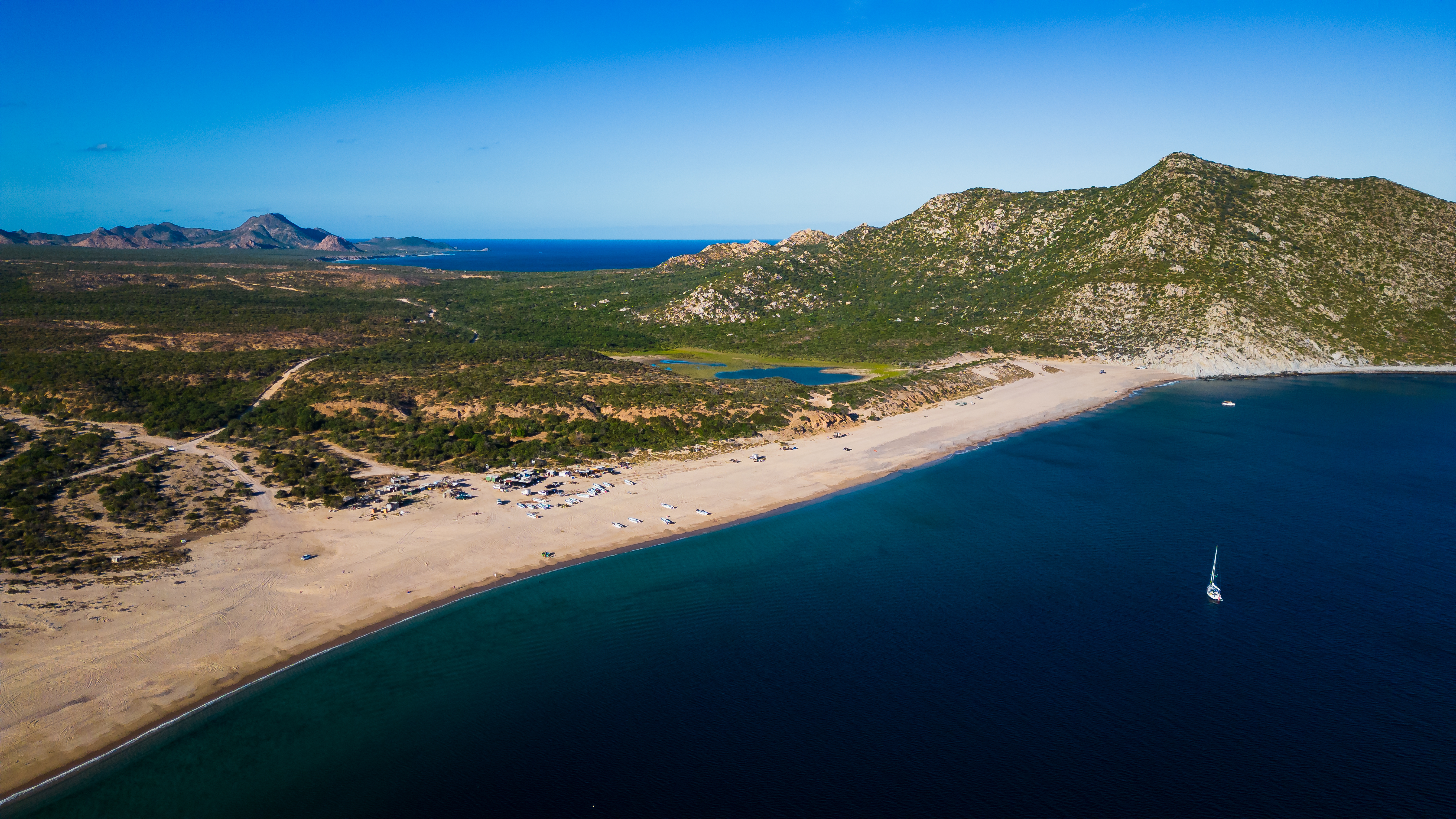 Luftaufnahme mit einer Drohne des Cabo Pulmo Nationalparks in Baja California