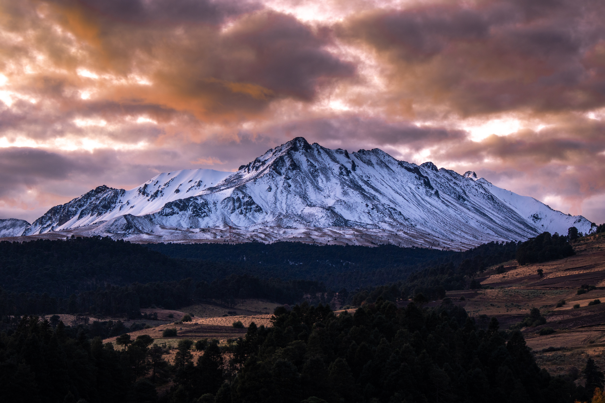 Wunderschöner Blick auf den schneebedeckten Vulkan Nevado de Toluca bei Sonnenaufgang in der goldenen Stunde und Wolken, im Bundesstaat Toluca in Mexiko.