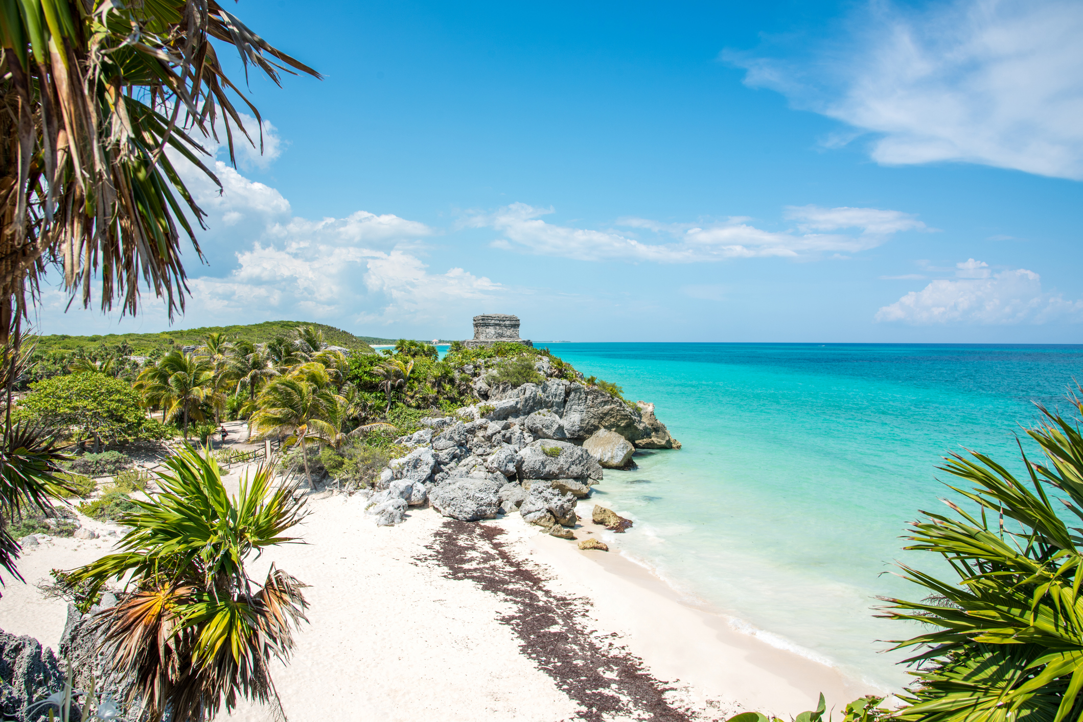 Blick auf den alten Maya-Tempel des Windgottes in der Nähe der Pyramide El Castillo an der Karibikküste von Tulum, Mexiko.