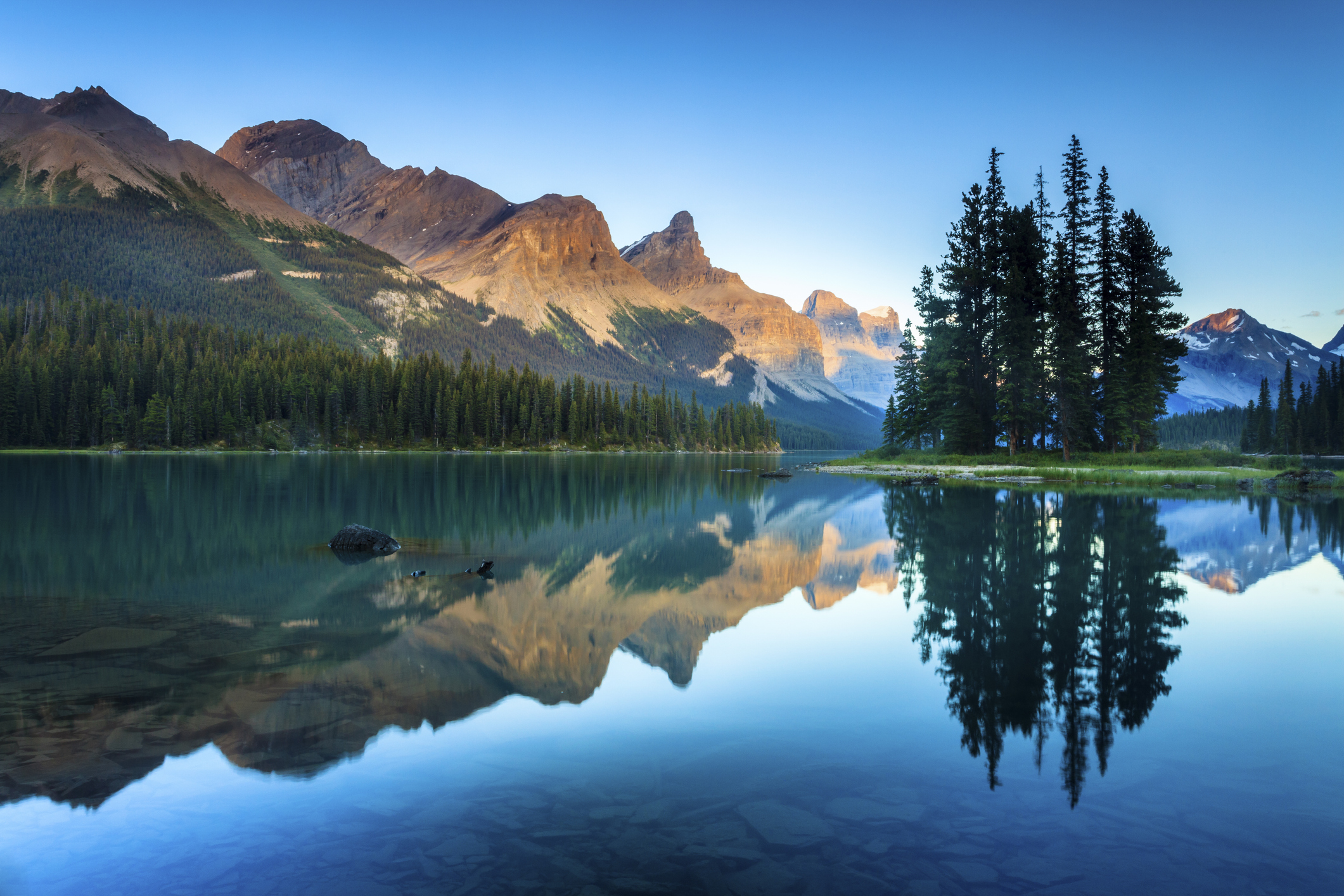Die weltberühmte Spirit Island und der Maligne Lake in der Abenddämmerung. Jasper-Nationalpark, Alberta, Kanada.