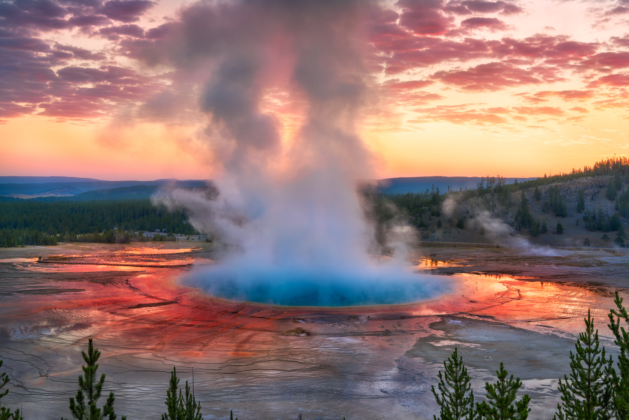 Grandioser Sonnenaufgang am prismatischen Frühling, Yellowstone-Nationalpark, Wyoming