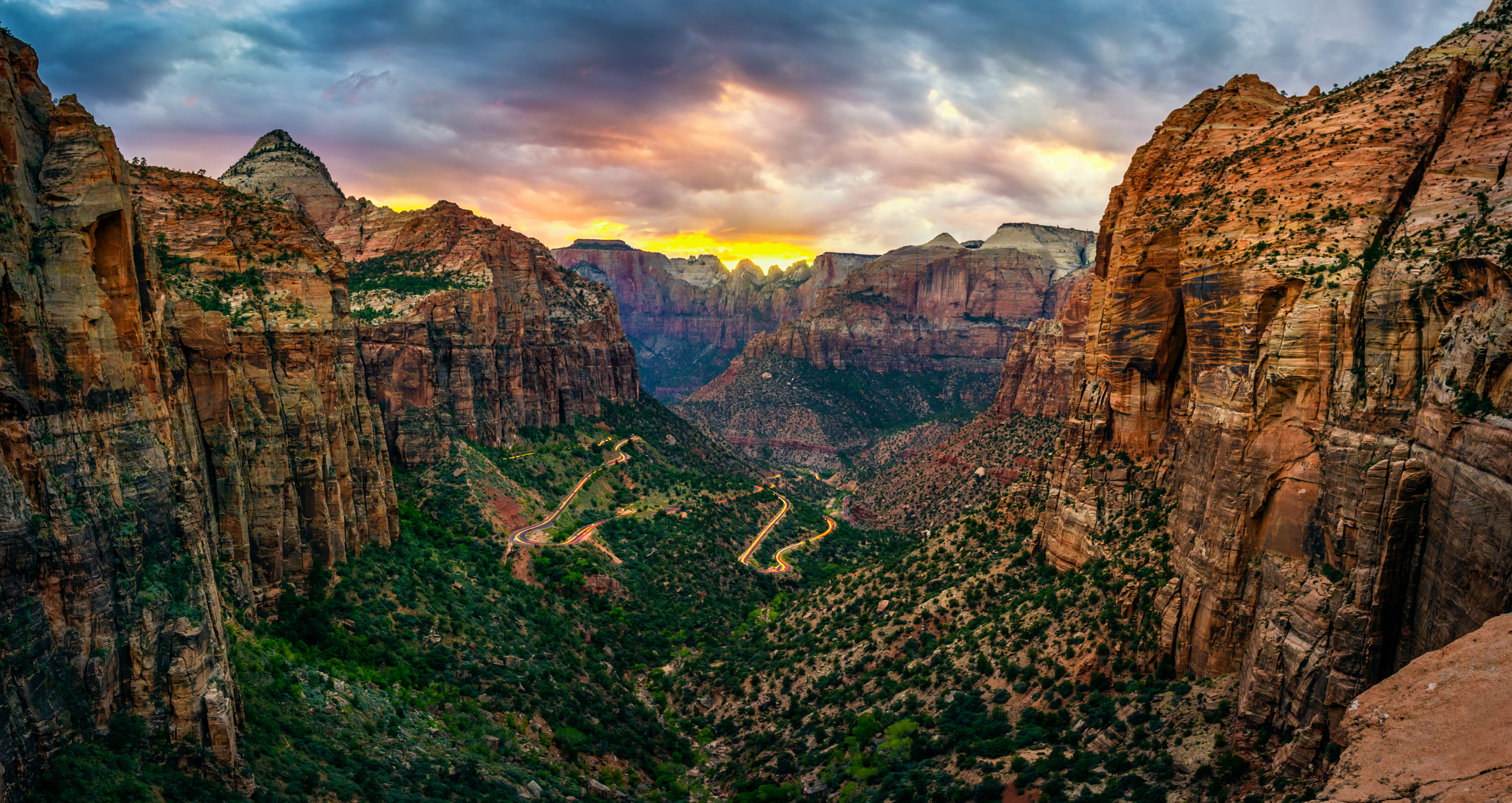 Panoramablick auf den Zion-Nationalpark vom Canyon Overlook Trail bei Sonnenuntergang. Utah, USA.