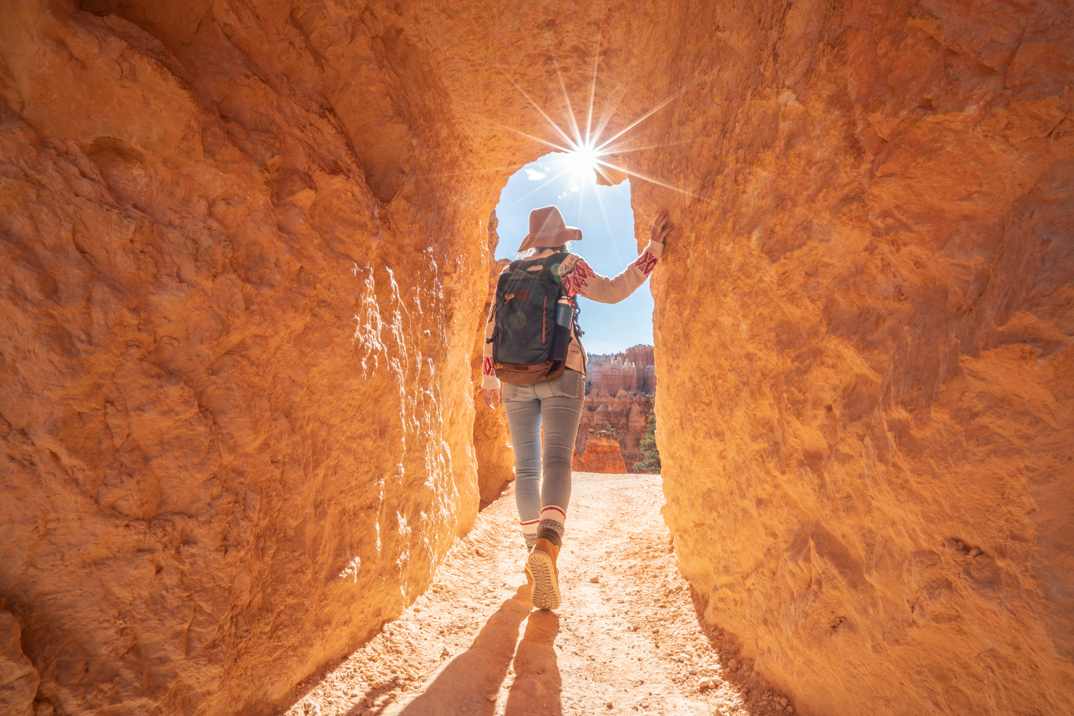Eine junge Frau bereist den Bryce-Canyon-Nationalpark in Utah, USA; Menschen reisen, um die Natur zu erkunden. Ein Mädchen wandert zwischen roten Felsformationen.