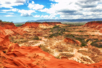 Rote Tsingy in Madagaskar, Afrika. Steinformationen aus rotem Laterit, entstanden durch die Erosion des Irodo-Flusses in der Region Diana im Norden Madagaskars.