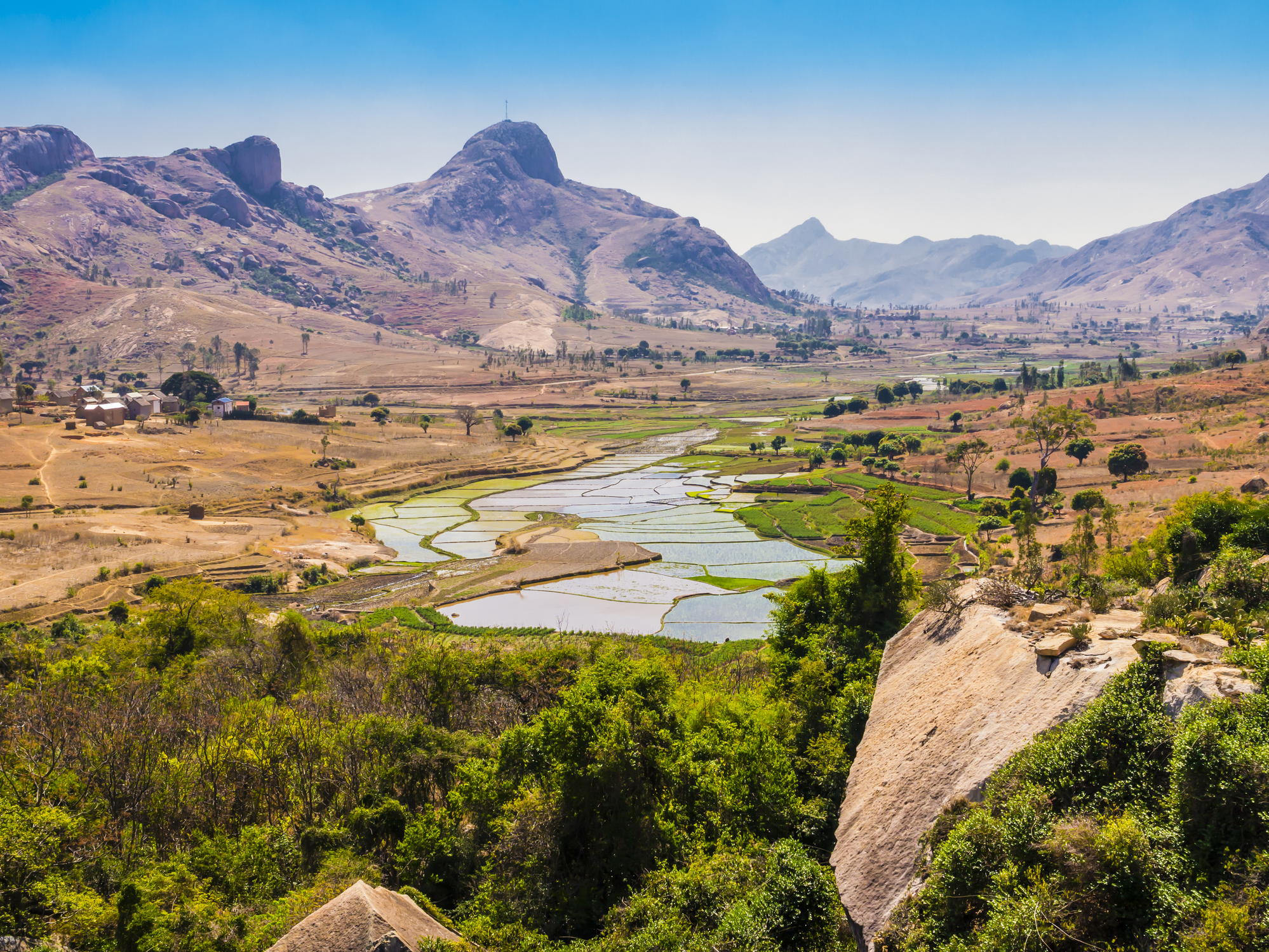 Panoramablick auf Reisfelder im Anja Community Reserve, Madagaskar