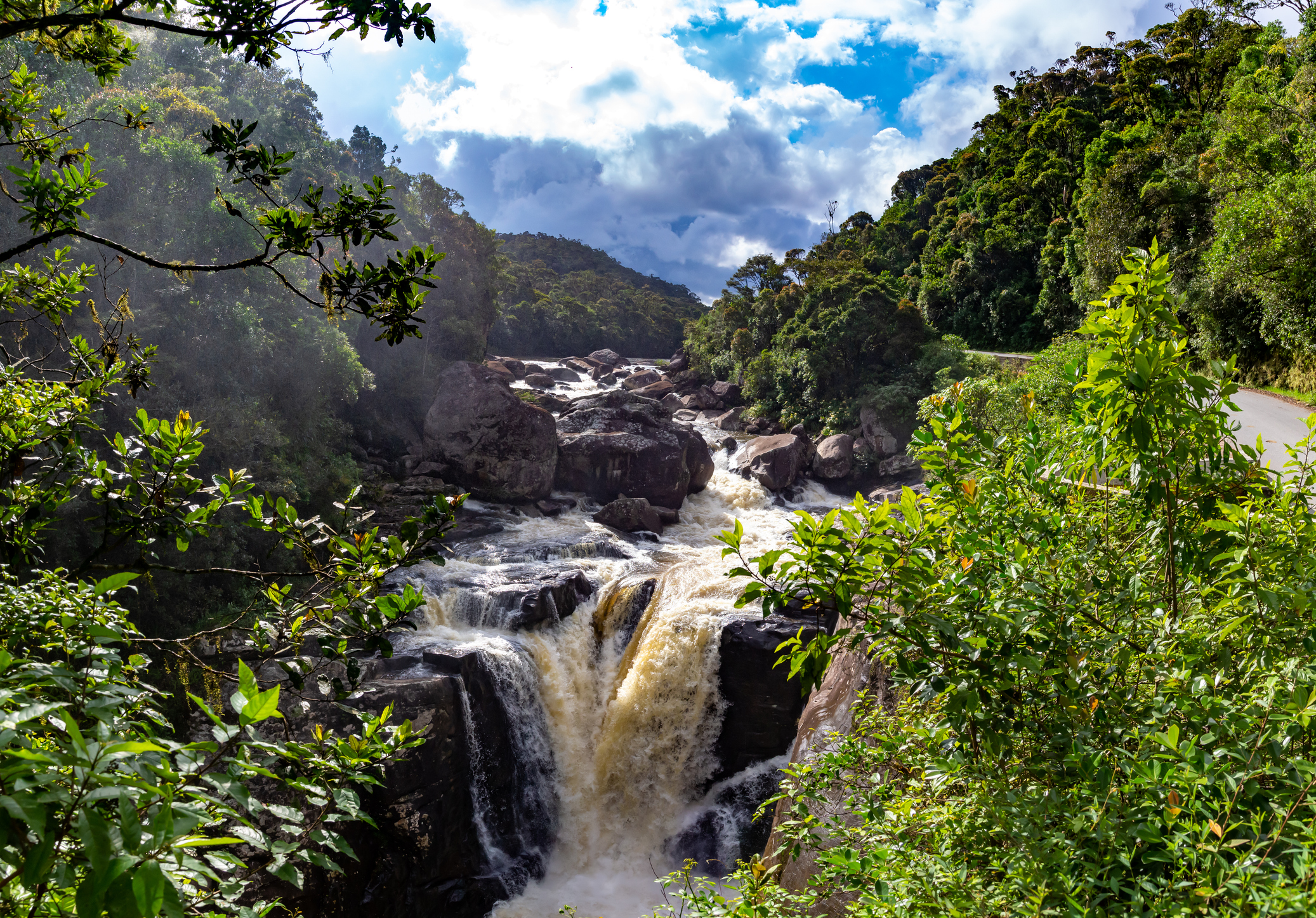Ein brodelnder Fluss mit einem Wasserfall im Regenwald