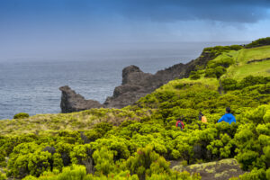 Touristen erkunden die Klippe eines Vulkans auf Terceira, Azoren.