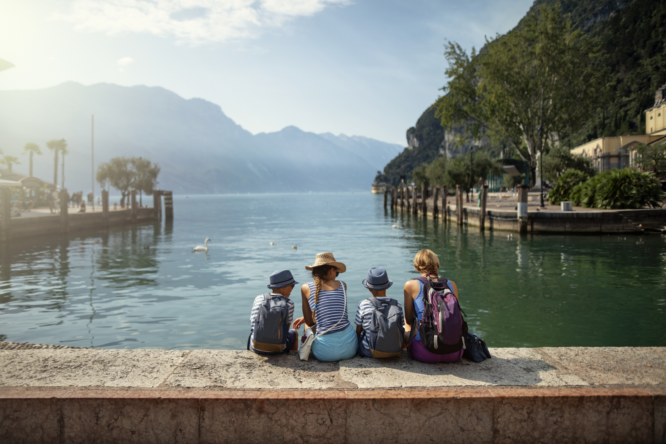 Familie blickt gemeinsam auf den Gardasee in Italien