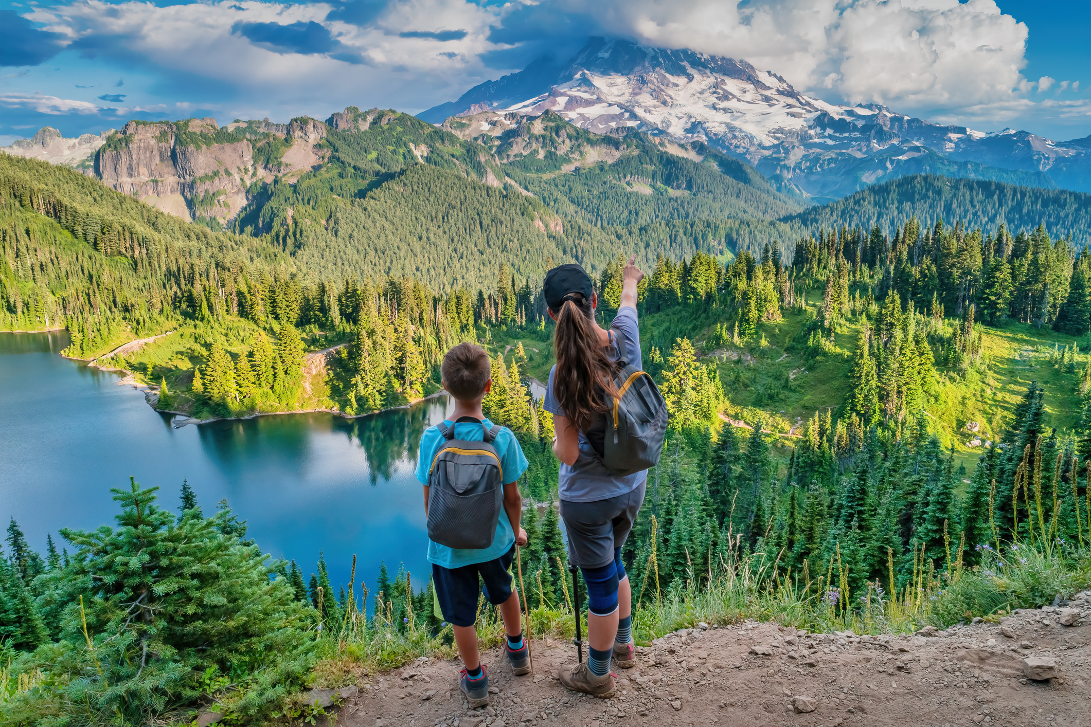 Wanderungen von Mutter und Sohn im Mount Rainier Nationalpark, Bundesstaat Washington, USA.