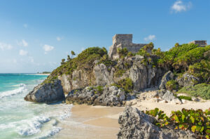 Tulum-Strand und Maya-Tempelruinen am Karibischen Meer, Yucatán, Mexiko.