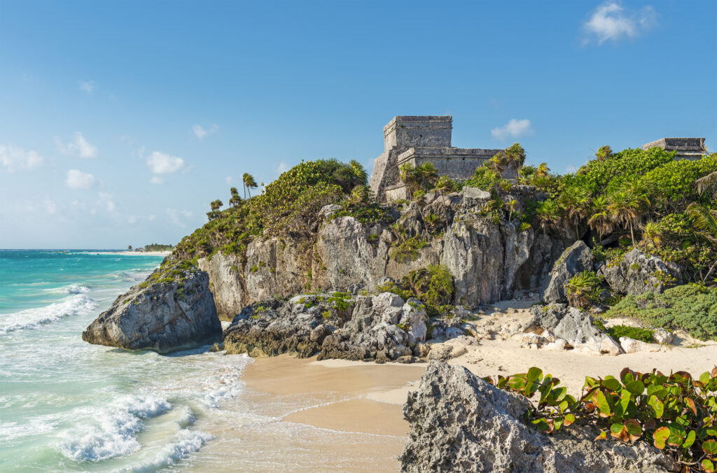 Tulum-Strand und Maya-Tempelruinen am Karibischen Meer, Yucatán, Mexiko.