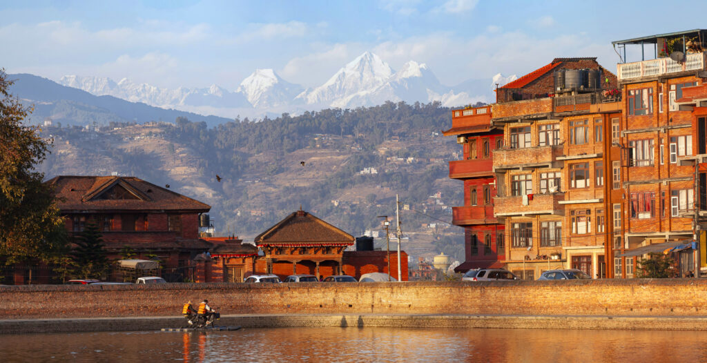 BHAKTAPUR, NEPAL. Sehenswürdigkeiten in Nepal. Blick vom mittelalterlichen Becken Na Pukhu auf den Himalaya.