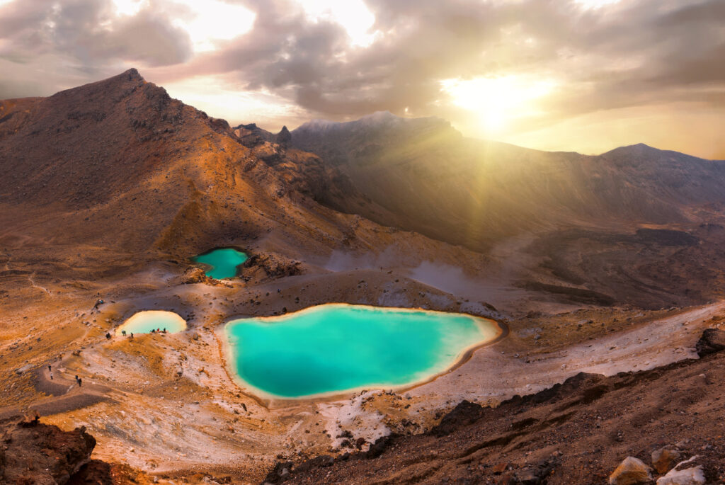 Wunderschöner Sonnenaufgang über den smaragdgrünen Seen am Tongariro Crossing Track, Tongariro-Nationalpark, Neuseeland