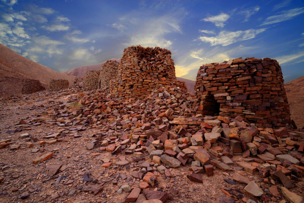 Die protohistorische Stätte Bat liegt in der Nähe eines Palmenhains im Landesinneren des Sultanats Oman. Zusammen mit den benachbarten Stätten bildet sie die weltweit vollständigste Ansammlung von Siedlungen und Nekropolen aus dem 3. Jahrtausend v. Chr.