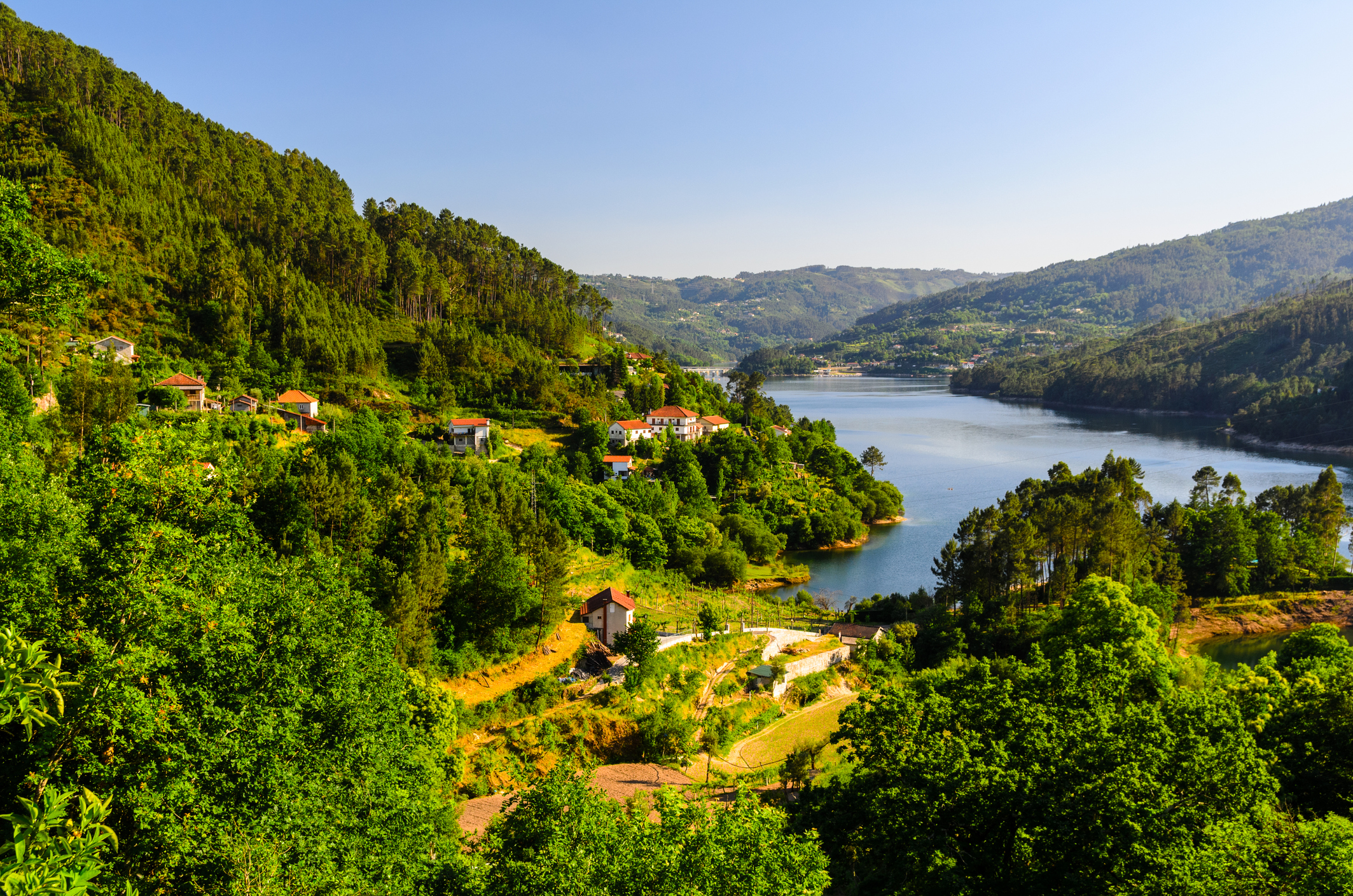 Malerische Aussicht auf den Fluss Cavado und den Nationalpark Peneda-Geres im Norden Portugals.